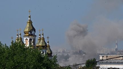 Des nuages de fumée dans le ciel de Kharkiv après une attaque de drones russes, le 7 juillet 2025, (SERGEY BOBOK / AFP)