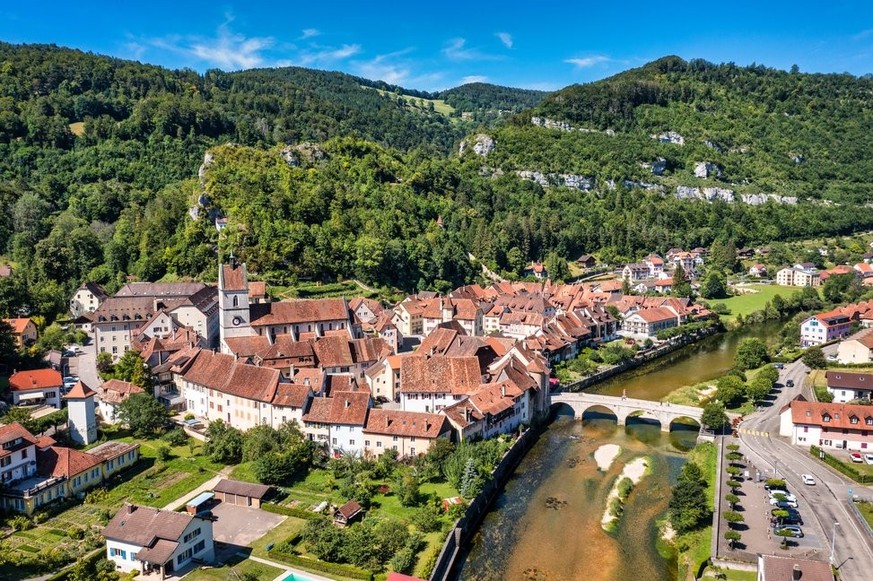 Bordant le fleuve du Doubs, Saint-Ursanne.