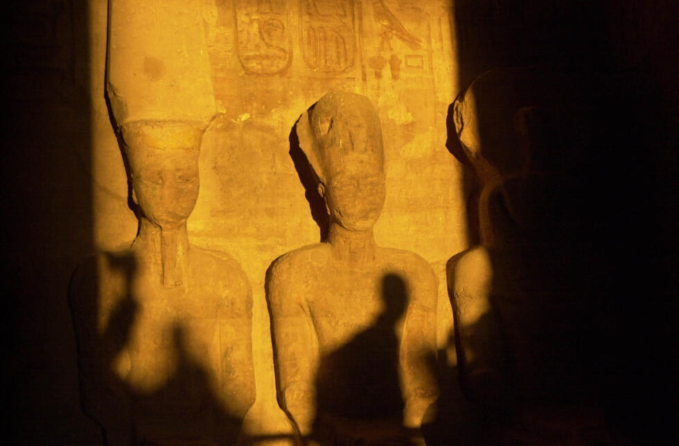 Le sanctuaire intérieur du pharaon Ramsès II illuminé par le soleil au grand temple d'Abou Simbel, en Haute-Égypte