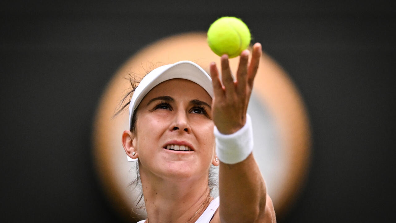 La Suissesse Belinda Bencic au service contre Ekaterina Alexandrova, en 8ème de finale du tournoi de Wimbledon le 7 juillet 2025