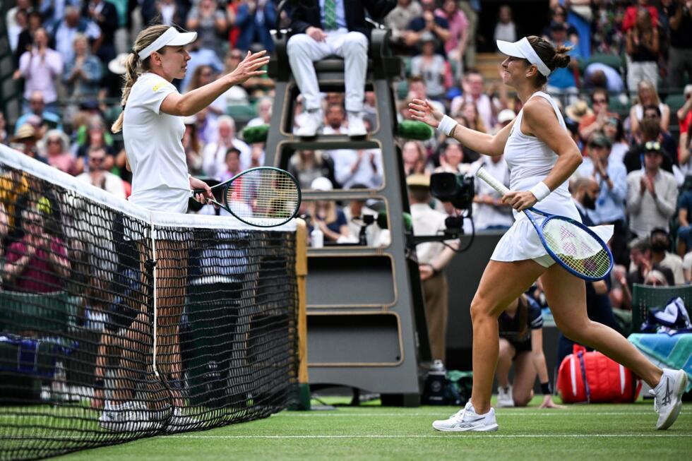 La Russe Ekaterina Alexandrova et la Suissesse Belinda Bencic à la fin de leur 8e de finale de Wimbledon, à Londres, le 7 juillet 2025