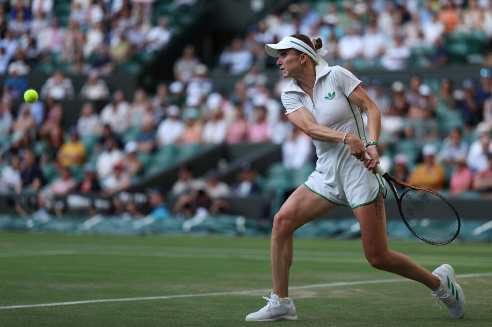 L'Ukrainienne Elina Svitolina au revers face à la Belge Elise Mertens, lors du tournoi de Wimbledon à Londres, le 4 juillet 2025