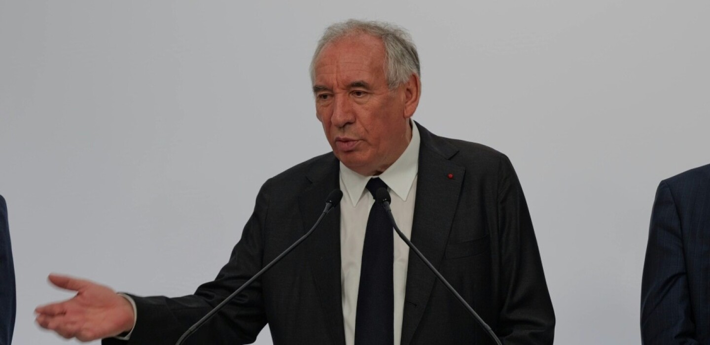 Renforcement des préfets et décentralisation