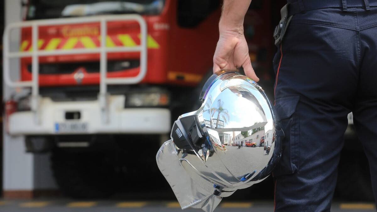 Pompier en intervention lors du feu de forêt près de Tarragone