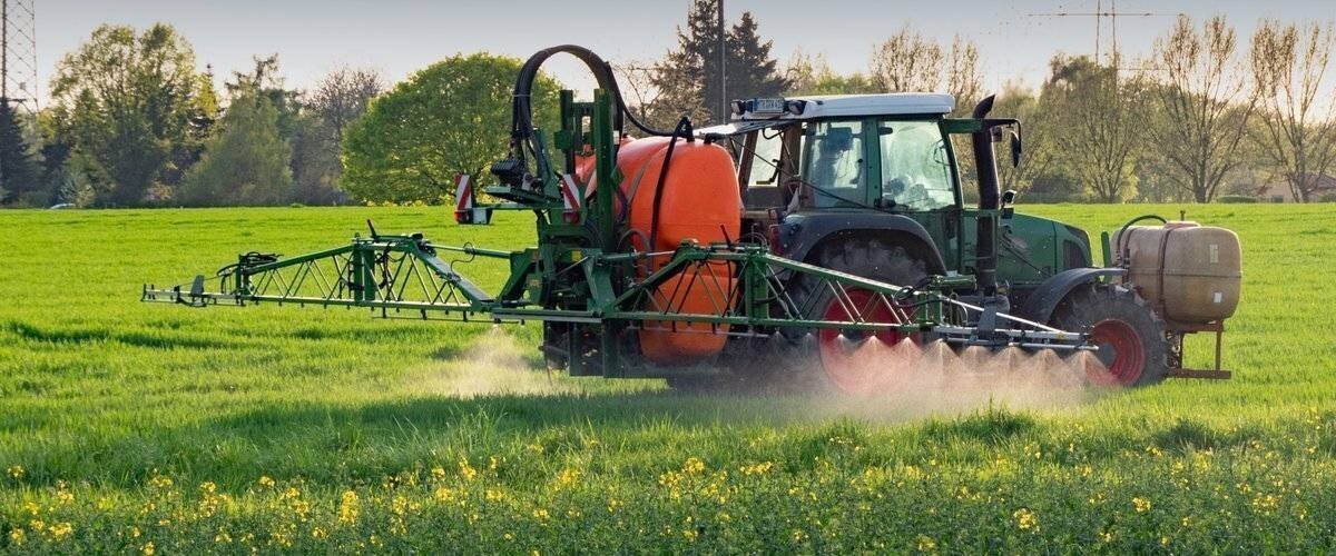 Champ agricole avec des cultures et une explosion de pesticides