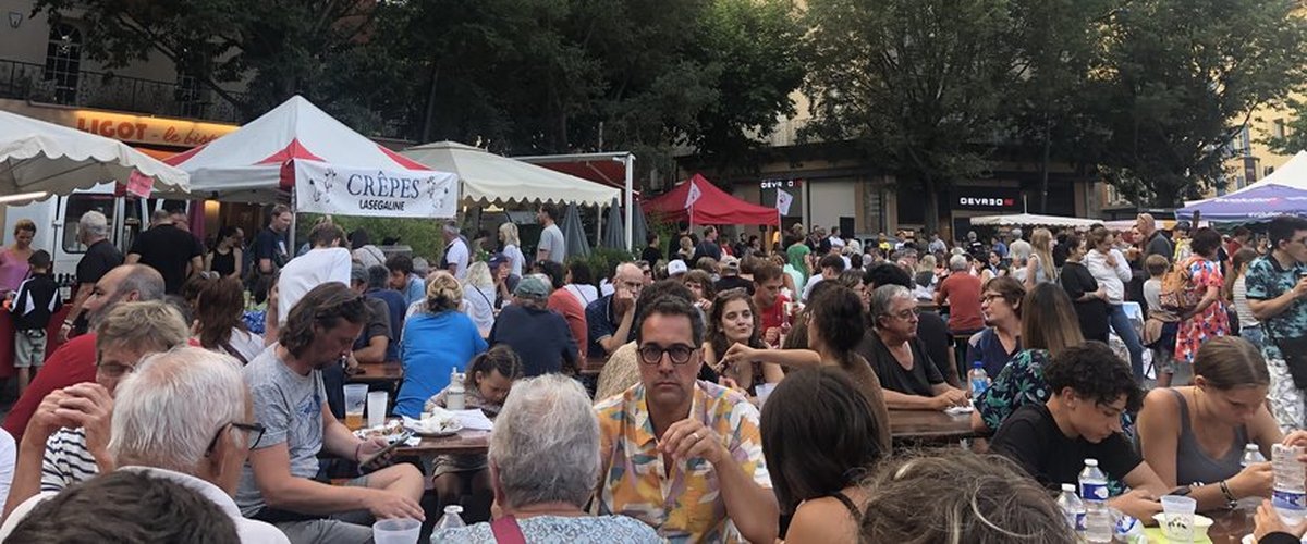 Marché gourmand à Millau, produits locaux et ambiance festive