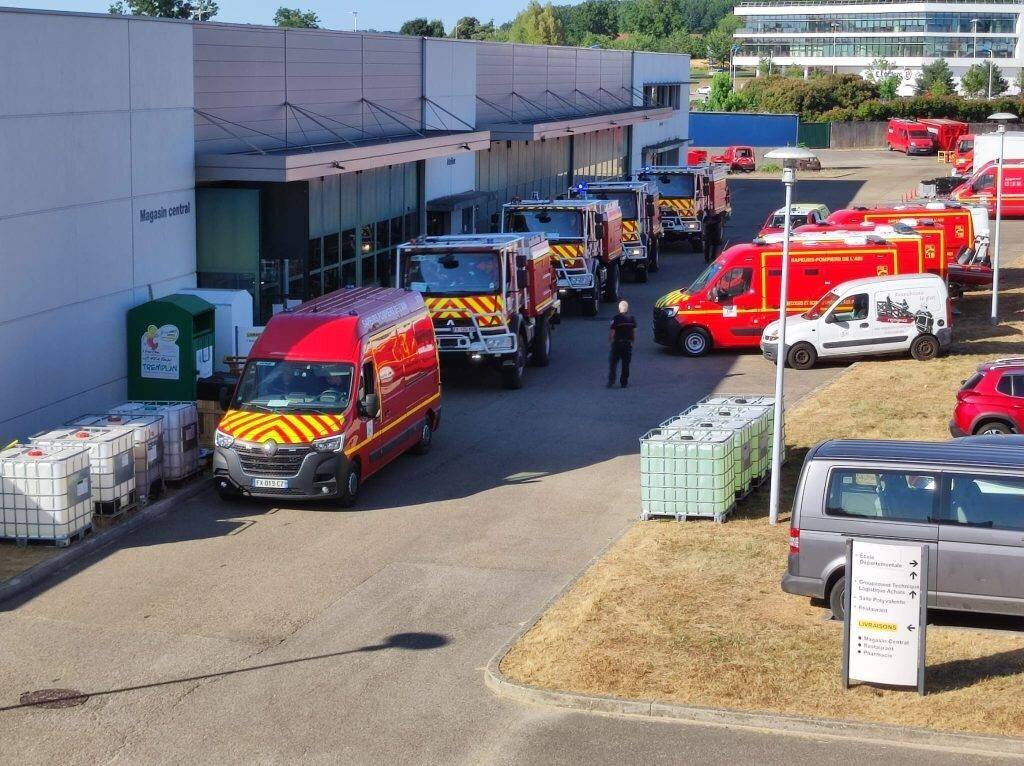 Camions de pompiers et flammes dans la région du sud de la France