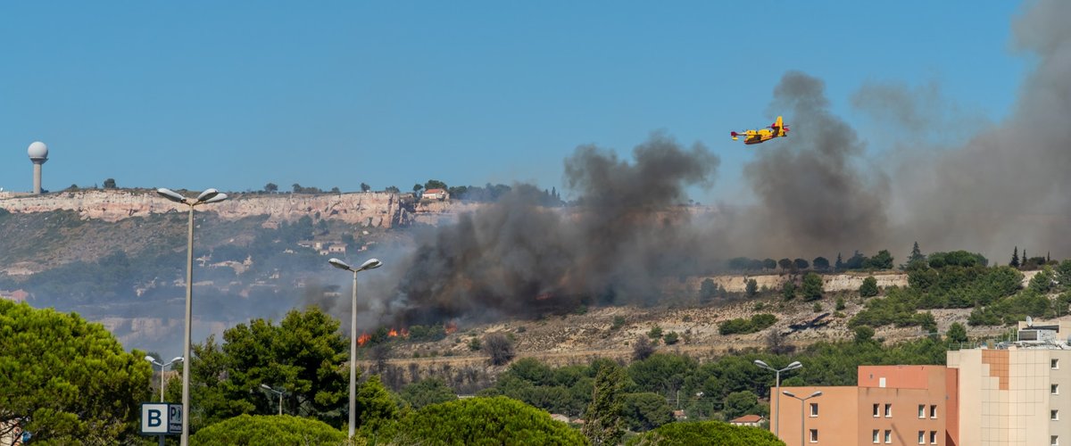 Incendie à Marseille et panache de fumée