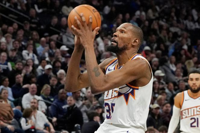 Kevin Durant sous le maillot des Phoenix Suns, le 28 mars 2025, lors d’un match à Minneapolis (Minnesota) face aux Timberwolves.