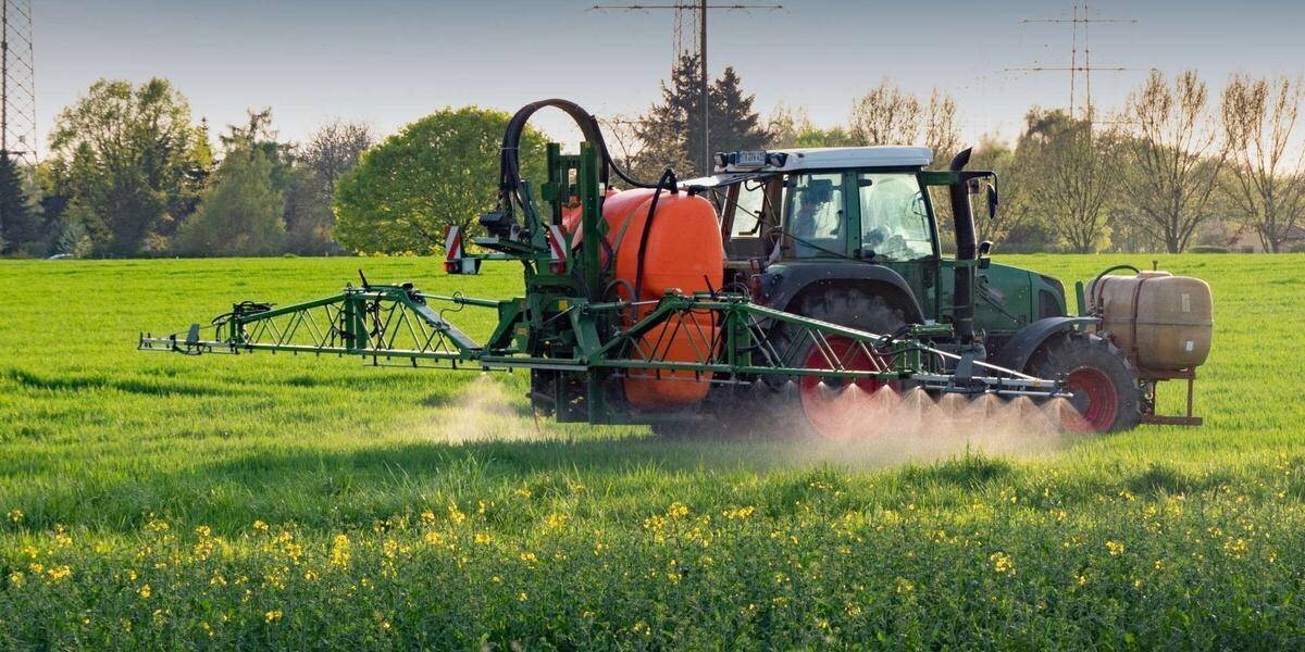 Champ agricole avec pulvérisation de pesticides