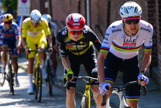 Tadej Pogacar (à droite) suivi par Jonas Vingegaard, dans la dernière ascension de la 4e étape du Tour de France, à Rouen, le 8 juillet 2025.