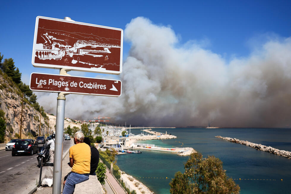 Nuage de fumée dû aux incendies vue de la plage des Corbières à Marseille le 8 juillet 2025