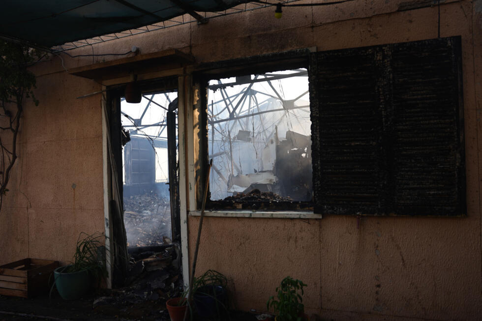 Un bâtiment ravagé par les flammes dans le quartier de l'Estaque, à Marseille, frappé par les incendies, le 8 juillet 2025