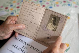 Le livret de prisonnier d’Albert Corrieri pendant sa période de STO, photographié chez lui, à Marseille, le 21 juin 2024.