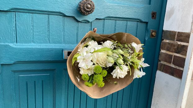 Bouquet de fleurs déposé dans la boîte aux lettres de la maison d'Olivier Marleix