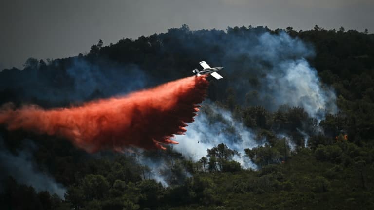 Un avion de lutte contre les incendies largue un produit retardant sur un incendie de forêt, près de Narbonne, le 8 juillet 2025 dans l'Aude - Matthieu RONDEL © 2019 AFP