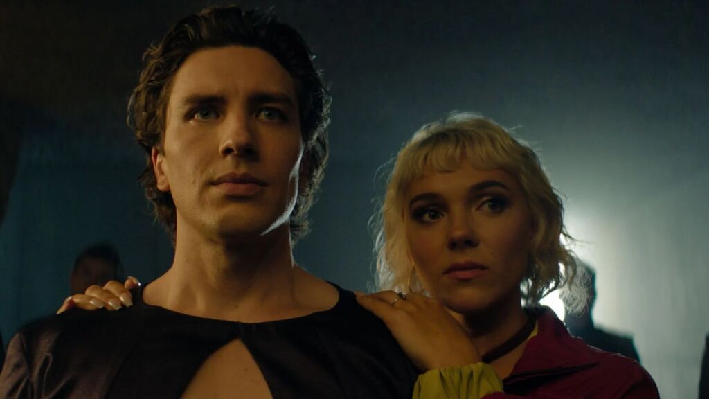 Synnove Karlsen et Cody Fern dans la saison 3 de _Foundation_.