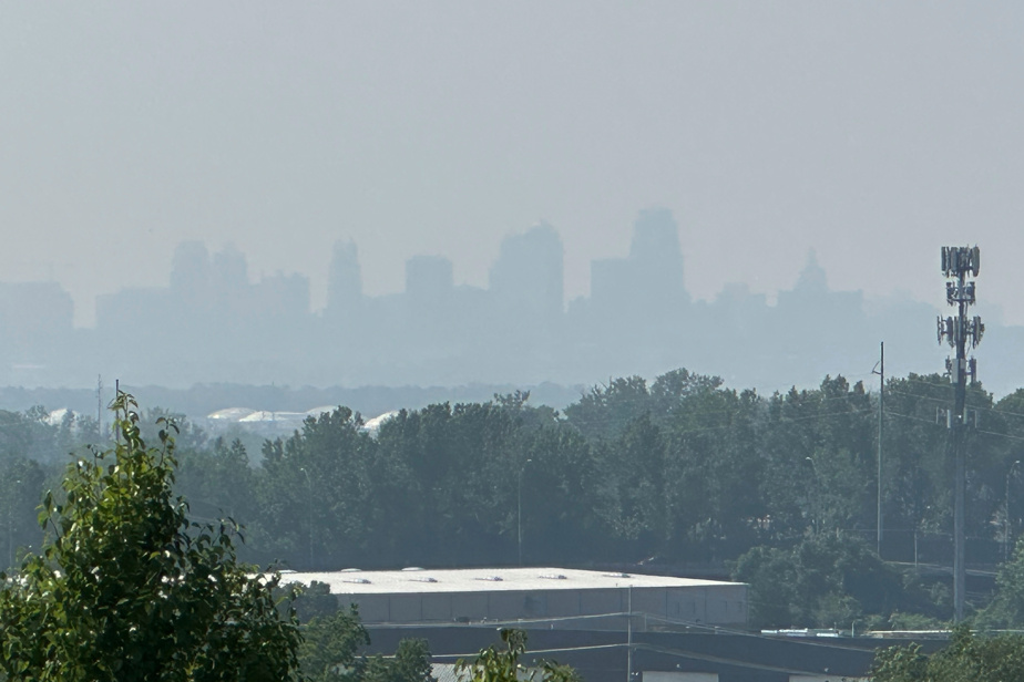 La fumée des feux de forêt canadiens obscurcit partiellement la ligne d’horizon du centre-ville de Kansas City, le mercredi 4 juin 2025.