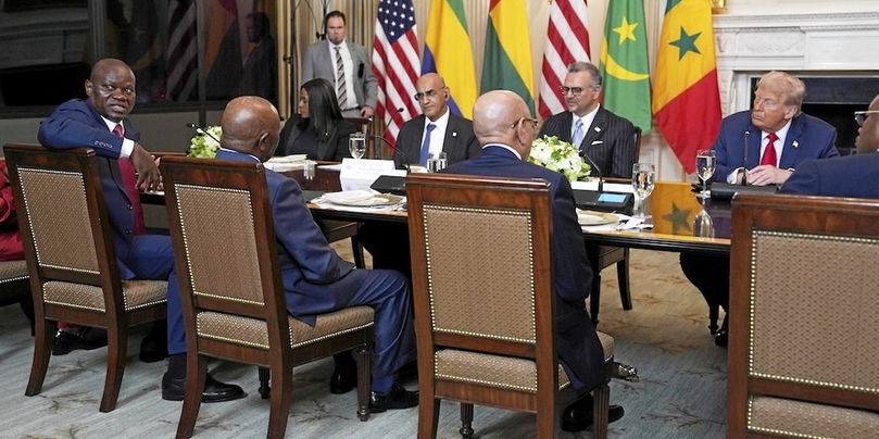 Le président gabonais Brice Oligui Nguema, à gauche, s’entretient avec le président Donald Trump lors d’un déjeuner avec des dirigeants africains à la Maison-Blanche.