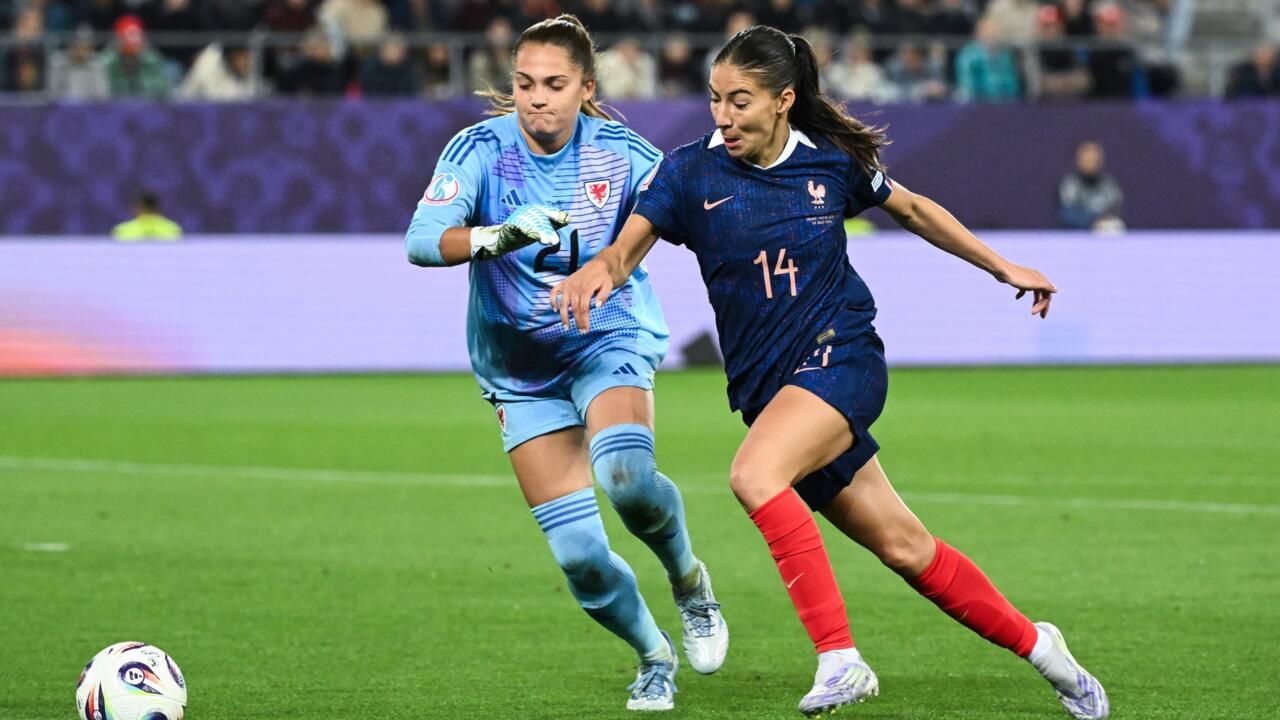 Clara Matéo subtilise la balle à la gardienne galloise Safia Middleton-Patel, le 9 juillet 2025 à Saint-Gall.