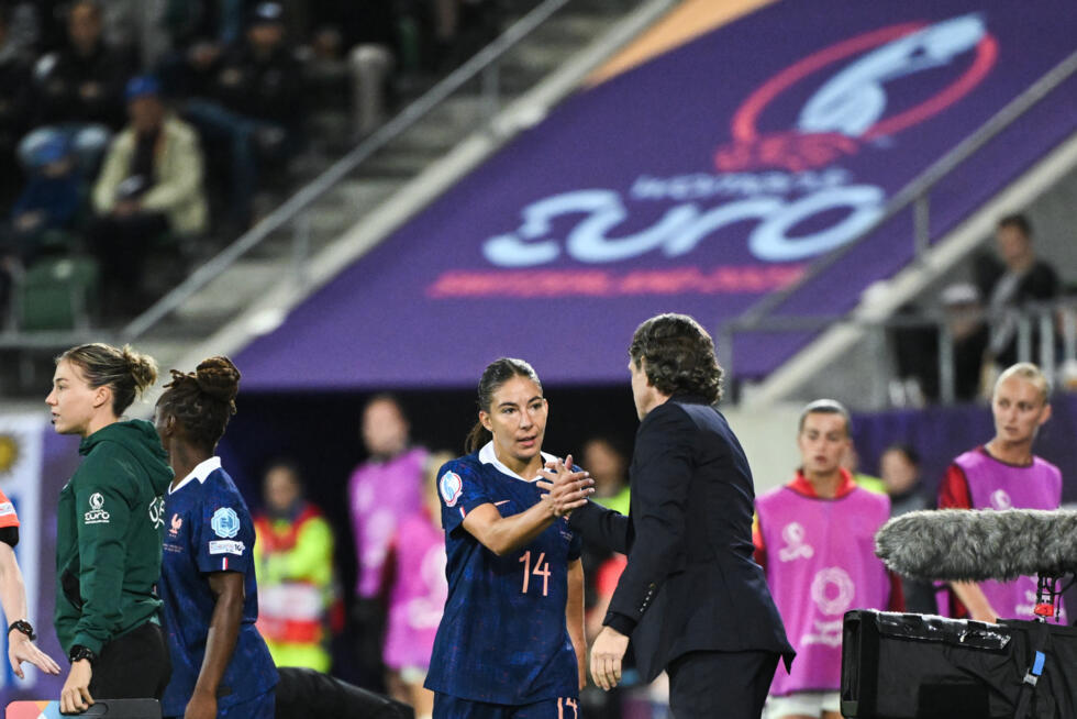 Clara Matéo saluée par le sélectionneur des Bleues Laurent Bonadei le 9 juillet 2025 à Saint-Gall.