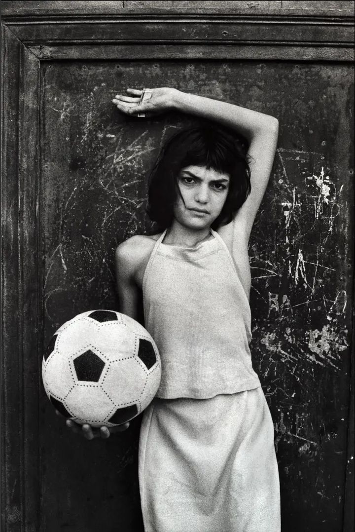 Photographie de Letizia Battaglia dans le quartier Cala à Palerme. 'La jeune fille au ballon', 1980. (LETIZIA BATTAGLIA)