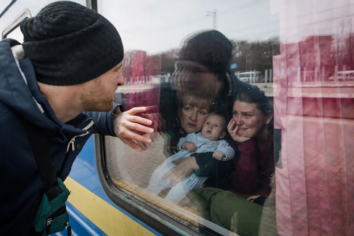 Photographie en 2022 de Laurence Geai/MYOP, un père disant au revoir à sa famille en Ukraine. (LAURENCE GEAI)