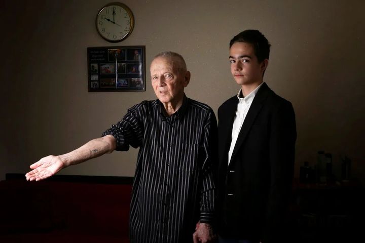 Photographie d'Otto Fulop, Roumain déporté à 13 ans et demi, et Fabian par Karine Sicard Bouvatier. (KARINE SICARD BOUVATIER)