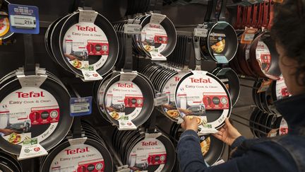 Des poêles Tefal à Paris, le 6 avril 2024. (SERGE TENANI / HANS LUCAS / AFP)