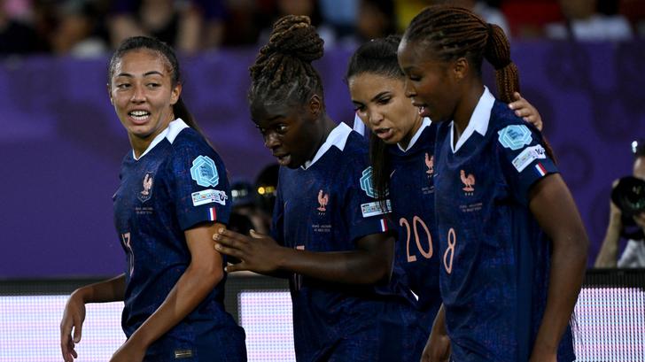 La milieu de terrain française Sandy Baltimore célèbre son but avec ses coéquipières lors de la première rencontre de l’Euro 2025 de l’équipe de France face à l’Angleterre, le 5 juillet 2025.