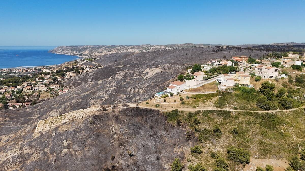 Dégâts suite à l'incendie dans les quartiers nord de Marseille