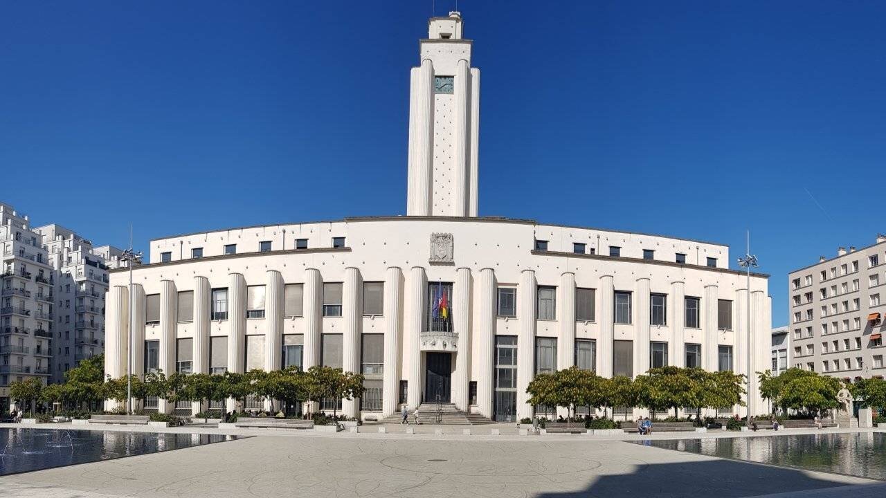 Aménagements publics à Villeurbanne avec espaces verts et zones de détente