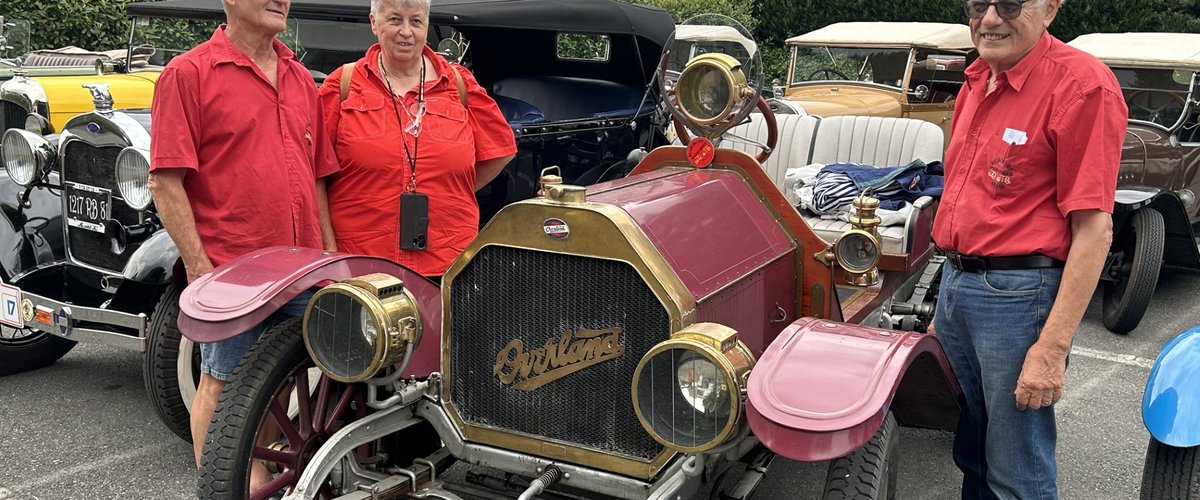 Voiture ancienne exposée lors du rassemblement à Lourdes