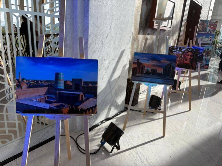 Exposition sur les régions touristiques d'Ouzbékistan organisée lors du forum