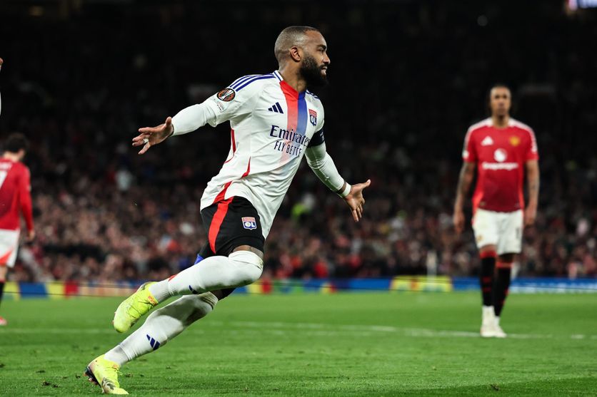 Alexandre Lacazette célèbre son but contre Manchester United le 17 avril