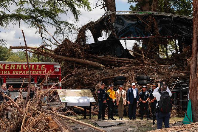 Donald Trump et Melania Trump avec le personnel des services d’urgence locaux à Kerrville.