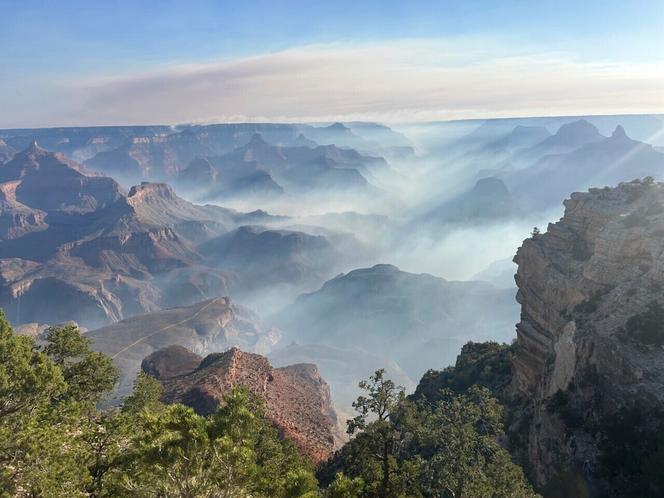 Fumée au-dessus du parc national du Grand Canyon, Arizona, 11 juillet 2025.