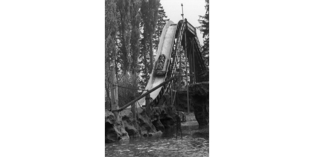 Les bûches des « Rapides du Tyrol » sont la première attraction à sensations fortes du parc, photographiées ici en 1980. Photo d'archive Christian Lutz-Sorg