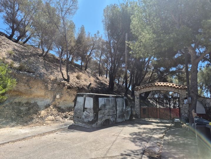 Les flammes ont dévalé la colline, brûlant véhicules et murs d'enceinte.