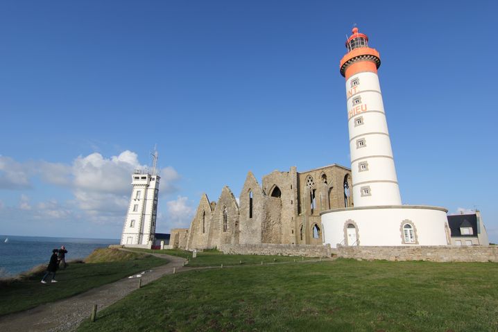 La commune de Plougonvelin, dans le Finistère, est notamment connue pour son phare, situé sur la pointe Saint-Mathieu.