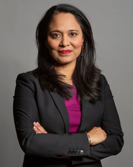 Rushanara Ali souriante avec les bras croisés