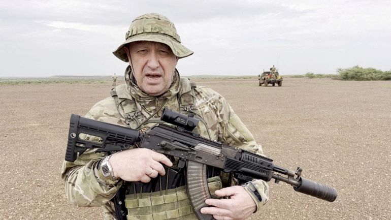 Evgueni Prigojine, chef du groupe Wagner, en tenue militaire avec une arme