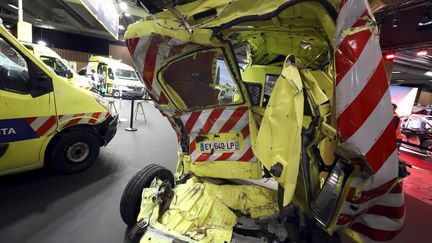 Vinci autoroutes expose ses fourgons de patrouilleurs accidentés au Mondial de l'Automobile à Paris.