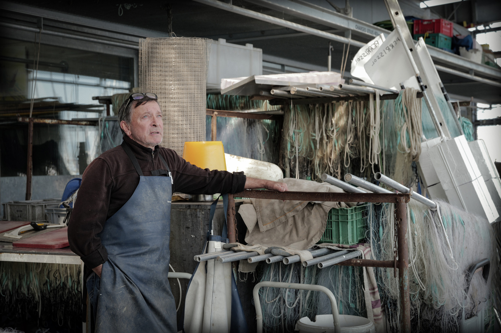 Le pêcheur Michel Perrissol devant son antre à la Maison de la pêche, aux Eaux-Vives, à Genève, le 17 juin 2025.