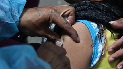 Une campagne de vaccination contre la rougeole à La Paz (Bolivie), le 3 juillet 2025. (AIZAR RALDES / AFP)