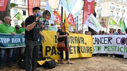 Des citoyens et des ONG se rassemblent après l'adoption définitive de la loi Duplomb à Paris, le 8 juillet 2025. (HENRIQUE CAMPOS / HANS LUCAS / AFP)