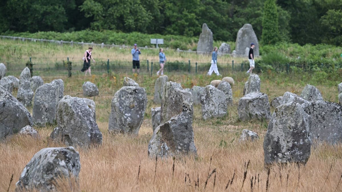 Touristes visitant les mégalithes de Carnac