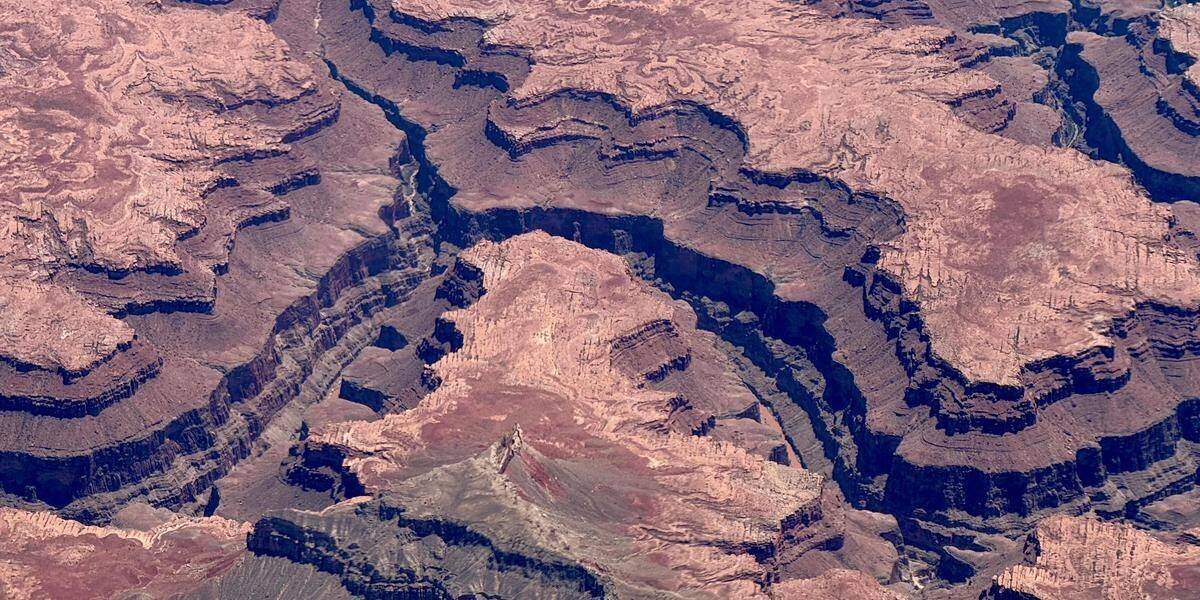 Grand Canyon en feu, fumée et paysage désertique