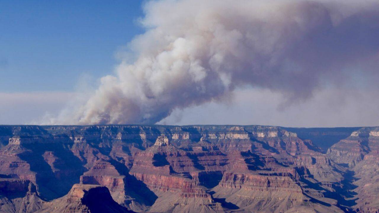 Incendie dans le Grand Canyon, fumée dense et paysage désertique