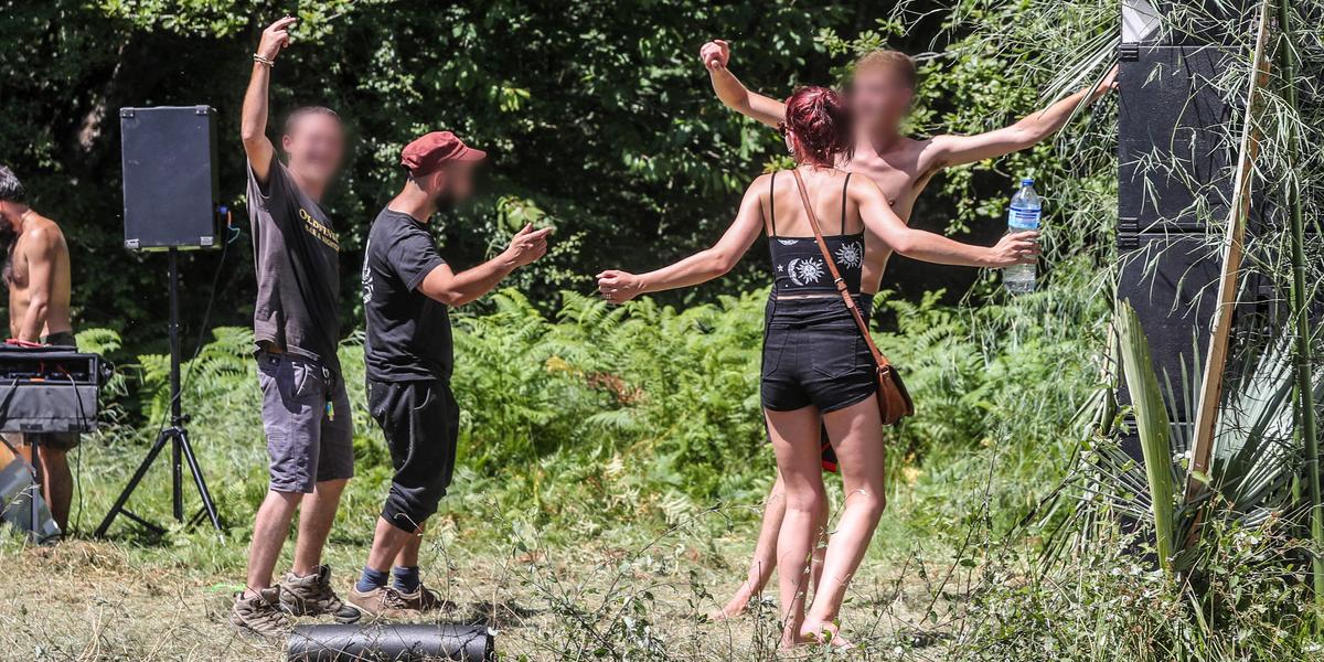 Rassemblement de jeunes festivaliers lors d’une rave-party en Lozère
